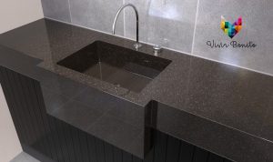 Lavamanos industrial de acero inoxidable con pedal, ideal para cocinas, fábricas y entornos sanitarios.