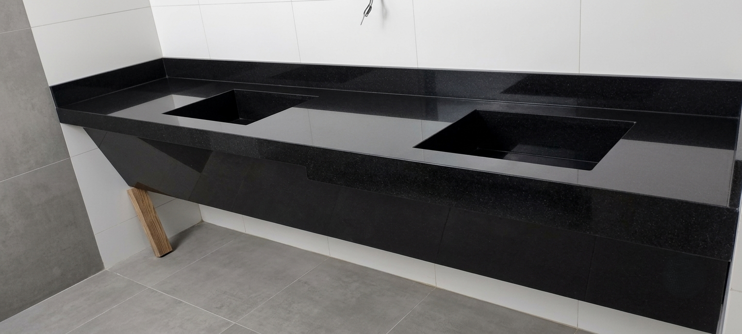 Lavaneta de Corian negra con múltiples lavabos para baño comercial de alto tráfico