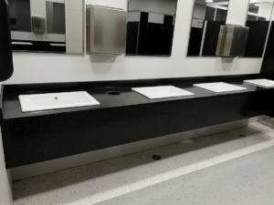 Lavaneta de Corian negra con múltiples lavabos para baños de alto trafico