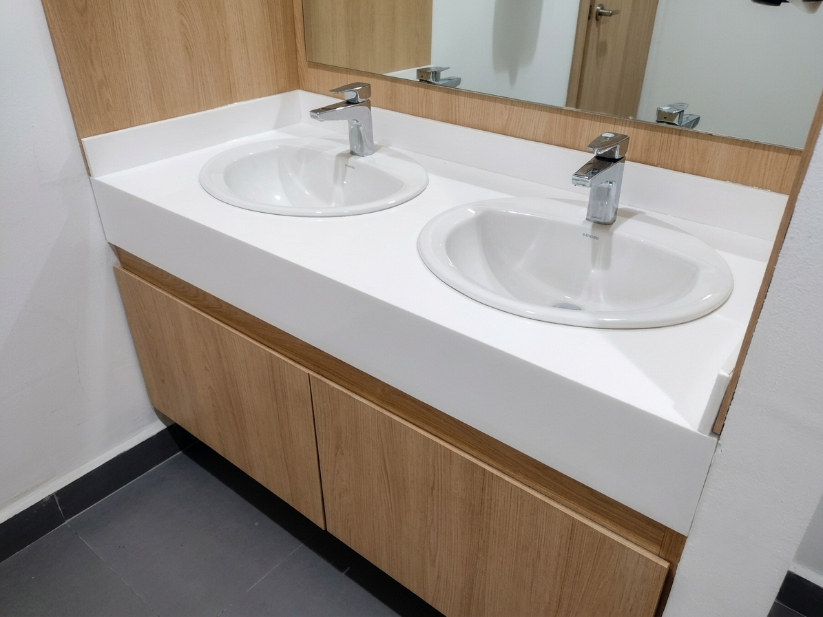 Lavaneta doblre en superficie solida blanca con base en madera para baño comercial
