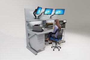 Estaciones de trabajo modernas con escritorios organizados, sillas ergonómicas y monitores en una oficina iluminada.