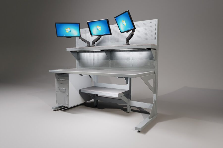 Estaciones de trabajo modernas con escritorios organizados, sillas ergonómicas y monitores en una oficina iluminada.